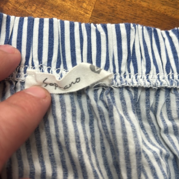 Striped Off-Shoulder Top‎ - Picture 2 of 2